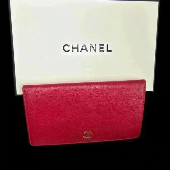 Gorgeous Chanel red leather bi fold wallet. Condition is rare, comes with box - Picture 2 of 12